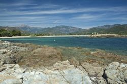 La spiaggia di Chiuni si trova vicino a Cargese in (Corsica)