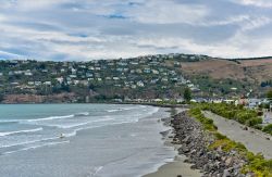 La spiaggia di Christchurch e i quartieri residenziali con vista mare. Siamo nell'isola del Sud, lungo la costa occidentale.
