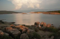 La spiaggia di Ciganka al tramonto: siamo sull'isola di Rab, golfo del Quarnero