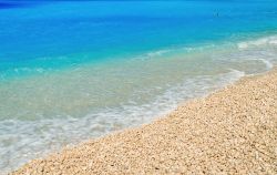 La spiaggia di ciottoli bianchi di Makris Gialos a Zante in Grecia