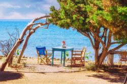 La spiaggia di Dafni a Zante, Grecia: i tavoli di una taverna in riva al mare