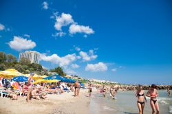 La spiaggia di Eforie Nord, sul Mar Nero, uno degli arenibili imperdibili della Romania. - © Gabriela Insuratelu / Shutterstock.com