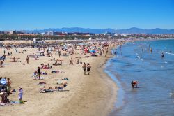 La spiaggia di El Cabanyal si unisce a La Malvarrosa formando il lido principale di Valencia in Spagna - © nito / Shutterstock.com