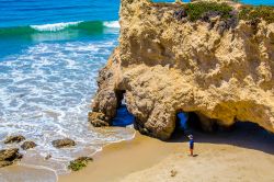La spiaggia di El Matador a Malibu, California: nota anche come Pocket Beach, è una delle più rinomate della zona di Malibu. Qui il mare è particolarmente trasparente con ...