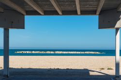 La spiaggia di Fano protetta da una serie di scogliore, Mare Adriatico, Marche