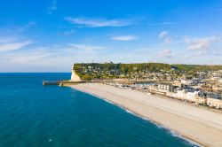 La spiaggia di Fécamp, famosa località balneare della Costa d'Alabastro (Côte d'Albâtre), nel nord della Francia.
