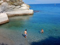La spiaggia di Gaiola nella baia di Trentaremi a Napoli, Campania - © Lucamato / Shutterstock.com