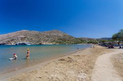 La spiaggia di Galissas a Syros, arcipelago delle Cicladi, Grecia. Il litorale è di sabbia dorata ed è lambito da un mare che digrada lentamente. E' una delle spiagge più ...