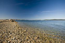 La spiaggia di ghiaia a Bibinje, Croazia.
