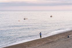 La spiaggia di ghiaia a Nizza di Sicilia fotografata all'alba, siamo provincia di Messina
