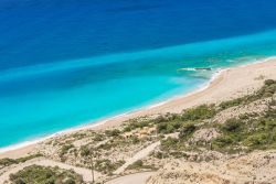 Veduta dall'alto della spiaggia di Gialos a Lefkada, Grecia - E' situata nella parte ovest dell'isola questa bella spiaggia greca © Alberto Loyo / Shutterstock.com