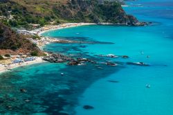 La Spiaggia di Grotticelle si trova a Capo Vaticano in Calabria, a Ricadi non distante da Tropea