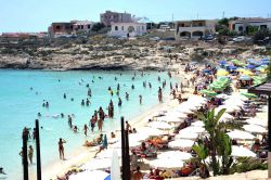 La spiaggia di Guitgia, una delle più rinomate a Lampedusa - © Guido Nicora / Shutterstock.com