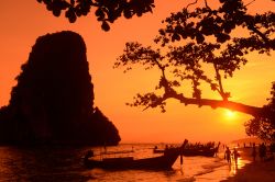 La spiaggia di Hat Phra Nang a Railay al tramonto (Thailandia) vicino a Ao Nang. Affacciato sul Mare delle Andamane, questo tratto di litorale è fra i più suggestivi dell'isola.



 ...