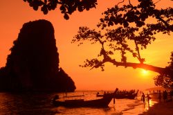 La spiaggia di Hat Phra Nang a Railay al tramonto (Thailandia) vicino a Ao Nang. Affacciato sul Mare delle Andamane, questo tratto di litorale è fra i più suggestivi dell'isola.



 ...