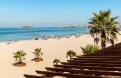 La spiaggia di Isola delle Femmine vicino a Palermo in Sicilia - © elesi / Shutterstock.com