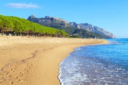 La spiaggia di Isula Manna (Girasole) si trova a ridosso dello stagno di Tortolì in Sardegna