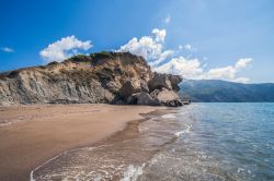 La spiaggia di Kalamaki, famosa per le sue spettacolari rocce, si trova a Zacinto, una delle isole sul mare Jonio in Grecia