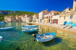 La spiaggia di Komiza a Lissa, l'isola di Vis usata come set del film Mamma Mia 2! Ci risiamo (Croazia).
