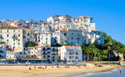 La spiaggia di Levante e il borgo di Rodi Garganico in Puglia - © Gimas / Shutterstock.com