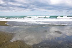 La spiaggia di Levanto con il mare mosso, Liguria.

