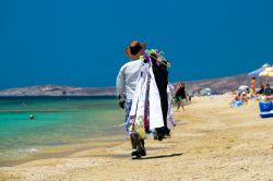 La spiaggia di Maragas sull'isola di Naxos alle Cicladi in Grecia
