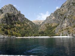 La spiaggia di Marcellino a Scario vista da una barca, provincia di Salerno (Campania). Questa piccola insenatura è immersa nella natura selvaggia e incontaminata della Masseta. E' ...
