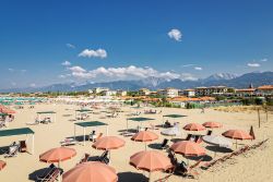 La spiaggia di Marina di Pietrasanta in Versilia, sullo sfondo le Alpi Apuane della Toscana