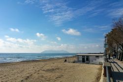 La spiaggia di Minturno con il Circeo sullo sfondo a Formia, provincia di Latina, Lazio.



