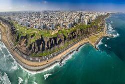 La spiaggia di Miraflores sobborgo di lima, lungo la Costa Verde del Perù