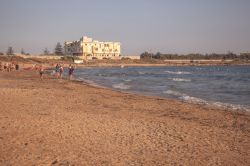 La spiaggia di Modica poco prima del tramonto, costa sud della Sicilia - © Filippo Carlot / Shutterstock.com