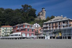 La bella spiaggia di Moneglia, il borgo con le case colorate e più in alto il castello, con architettura in parte di stile Liberty