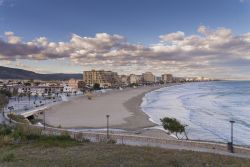 La spiaggia di Morro de Gos a Oropesa del Mar, Spagna. Una bella veduta dall'alto di questo ampio e tranquillo tratto di litorale spagnolo con sabbia dorata e acque limpide e cristalline ...