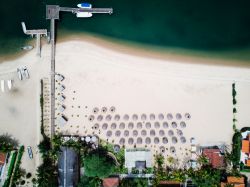 La spiaggia di Mussulo a Luanda, Angola, vista dall'alto. Si tratta di un vero e proprio paradiso balneare particolarmente apprezzato da chi pratica sport nautici.
