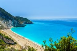 La costa di Mylos sull'isola di Lefkada, Grecia - Natura quasi incontaminata, per via della difficoltà nel raggiungerla, per la spiaggia di Mylos © Lucian BOLCA / Shutterstock.com ...