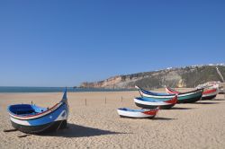 La spiaggia di Nazaré e le barche di pescatori, Portogallo.
