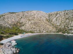 La spiaggia di Agios Nikolaos è una delle spiagge più belle dell'isola di Hydra, in Grecia.