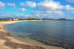 La spiaggia di Nora si trova nel Comune di Pula, a circa 35 km da Cagliari.
