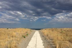 La spiaggia di Nova Siri sullo Jonio, bordata da dune costiere, in Basilicata