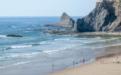 La spiaggia di Odeceixe nei pressi di Aljezur, Portogallo. Situata alla foce del fiume Seixe, dove si possono fare escursioni in barca e canoa, questa praia è una delle più conosciute ...