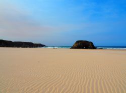 La spiaggia di Penarronda nelle Asturie in Spagna, vicino a Castropol. Questo ampio tratto sabbioso di litorale si trova circa 7 chilometri a nord-est del villaggio di Castropol ed è ...