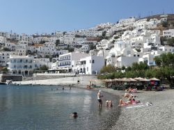 La spiaggia di Pera Gialos, Astypalaia, proprio sotto le case del paese (Grecia). Una suggestiva immagine di questo tratto di sabbia su cui si affacciano le tipiche abitazioni bianche dell'isola.
 ...