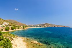 La spiaggia di Petra sull'isola di Patmos, Dodecaneso (Grecia). Si trova nei pressi della piccola palude di Petra: il litorale è formato da ciottoli piatti color rosa.


