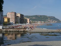 La spiaggia di Pietra Ligure, una delle mete mare della Riviera di Ponente in Liguria