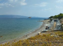 La spiaggia di Plakes sull'isola di Hydra (Grecia) è gestita dall'adiacente FourSeason Resort.
