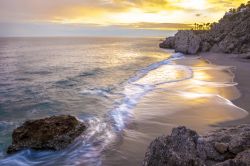 La spiaggia di Playa Carabeo a Nerja di Malaga in Spagna (Andalusia)