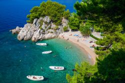 La spiaggia di Podrace a Brela, sulla riviera di Makarska in Croazia