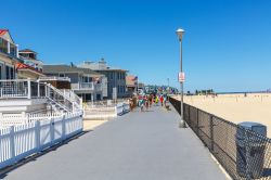 La spiaggia di Pont Pleasant in New Jersey, Stati Uniti d'America. La passeggiata lungomare con hotel e case per le vacanze - © solepsizm / Shutterstock.com