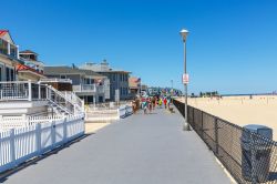 La spiaggia di Pont Pleasant in New Jersey, Stati Uniti d'America. La passeggiata lungomare con hotel e case per le vacanze - © solepsizm / Shutterstock.com
