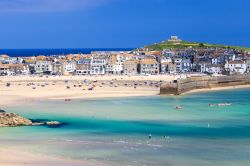 La spiaggia di Porthminster con St. Ives, Cornovaglia, Regno Unito. La città si affaccia su tre splendide baie; le acque del mare sono limpide e cristalline.
